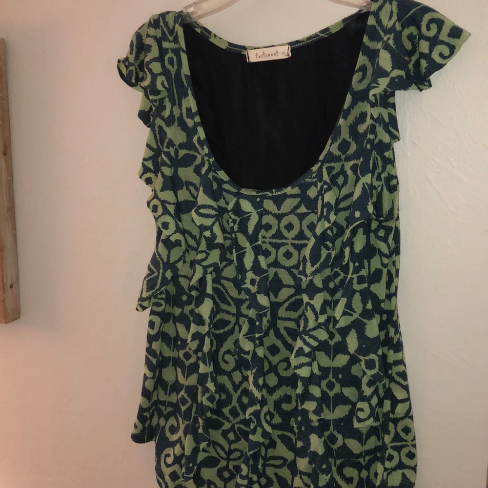 Free flowing ruffled green and navy top.